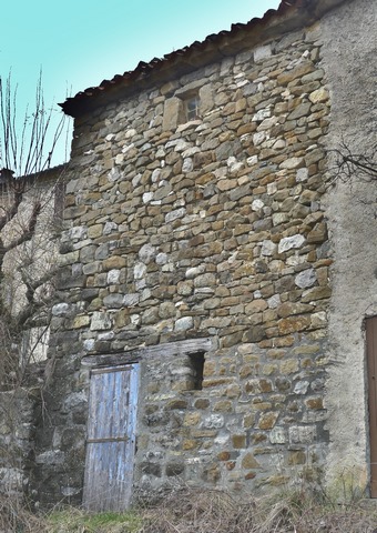 Façade en gouttereau, entrepôt agricole au bourg.