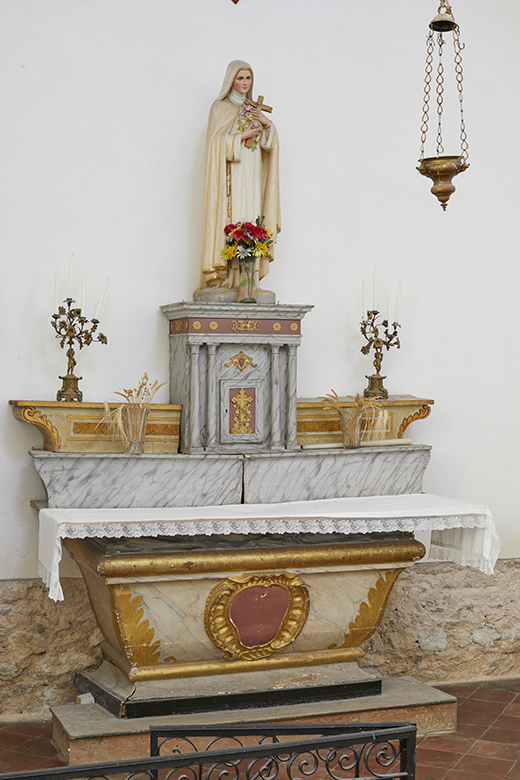 Ensemble de l'autel secondaire de saint Joseph : degré d'autel, autel secondaire, deux gradins d'autel, tabernacle