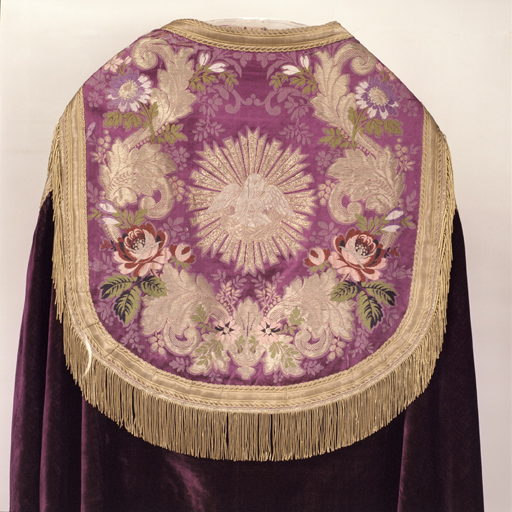 ensemble de vêtements liturgiques : chape, chasuble, étole, manipule, voile de calice (ornement violet ou rouge)