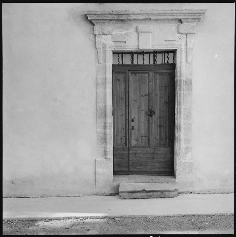 Aile sud. Façade sur cour. Porte.