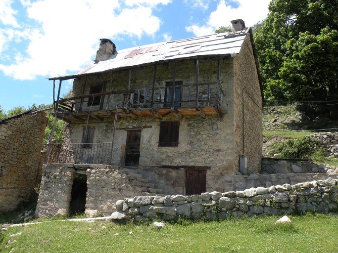 Maison à Argenton (Le Fugeret) présentant des traits alpins : la pente du toit très accusée avec égout retroussé protége un balcon en bois. Les plaques de tôle en couverture remplacent les planches de mélèze qui subsistent par places.