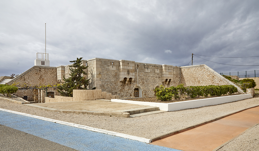 Batterie d'Endoume,faces dégagées du corps de garde crénelé type 1846,  et murs de profil du rempart adossé aux 2 autres faces