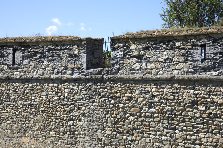 Front Est de l'enceinte, détail du parapet à créneaux et embrasure de la courtine 6-7 vu de l'extérieur