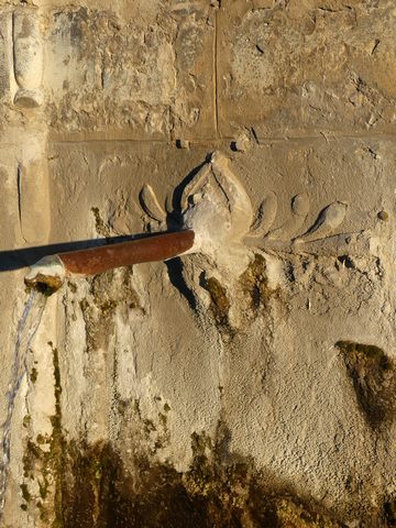 Face sud, décor sculpté et canon en acier.