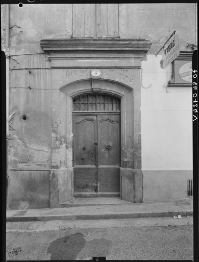 Façade antérieure, porte.