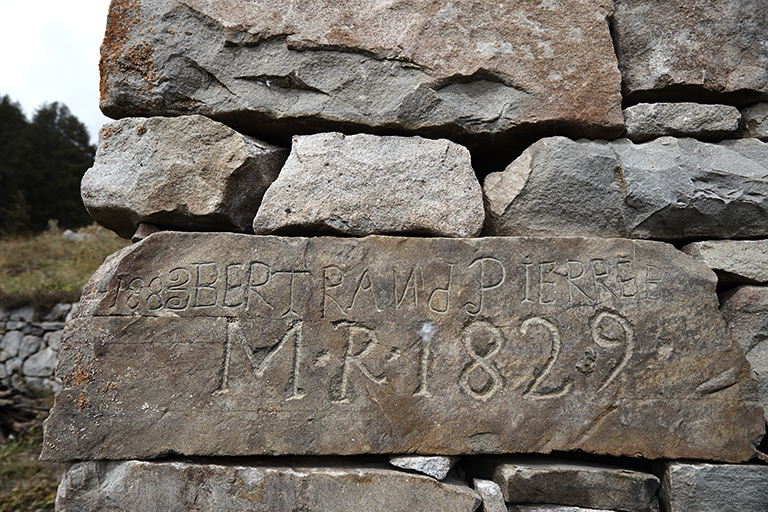 Dates portées avec nom et initiales de bergers sur la chaîne d'angle de la cabane Michard (Villars-Colmars). 