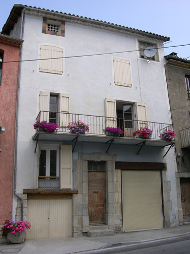 Barrême, parcelle H202. Maison à logis entre fonctions agricoles et commerce en rez-de-chaussée. Façade de type A2.