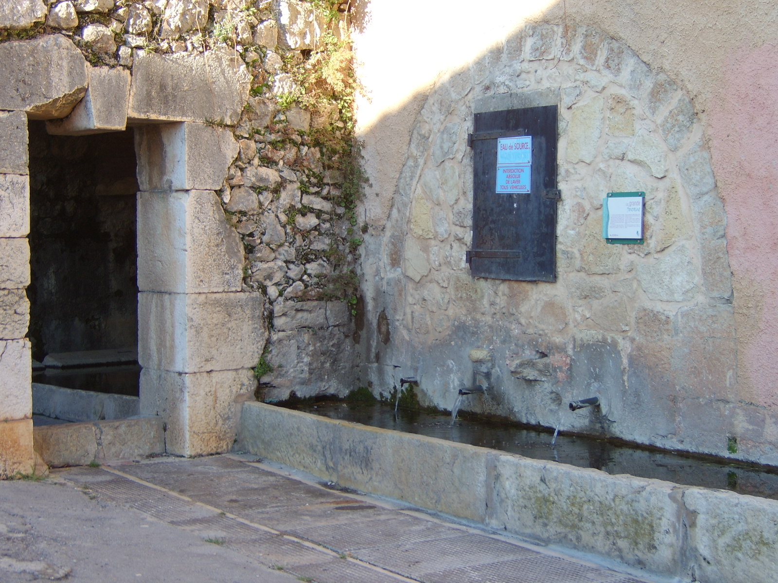 Fontaine et lavoir dite la grande fontaine