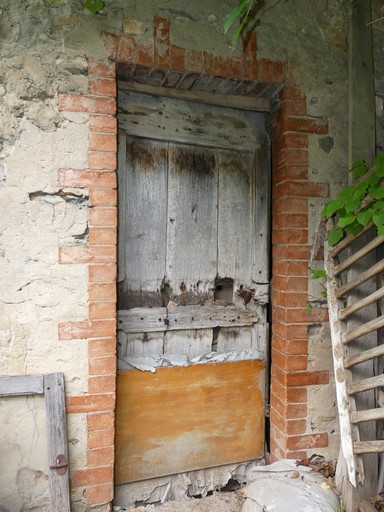 Porte de remise avec encadrement en brique à plate-bande. Ferme du Grand Pré Gris (Ribiers).