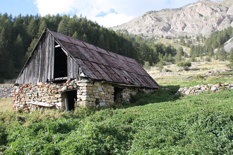 Colmars. Lamberet. Entrepôt agricole avec pignon en essentage de planches, et toit à forte pente couvert en plaques de tôle. 