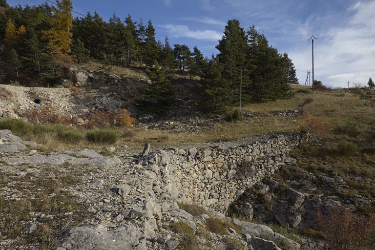 Portion de l'ancien chemin empierré reliant les anciens villages de Peyresq et de La Colle Saint-Michel, en contrebas de l'actuelle D32.