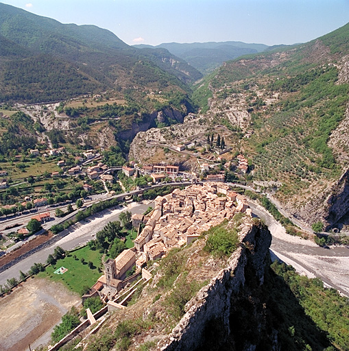 Vue plongeante de la ville dans le méandre du Var, depuis le donjon.