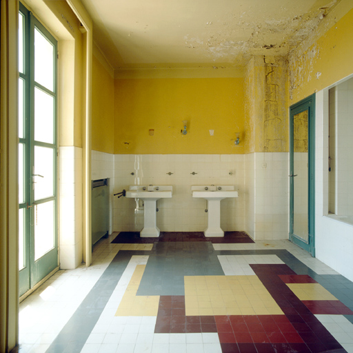 Premier étage. Salle de bain Ae. Vue d'ensemble prise vers l'ouest.