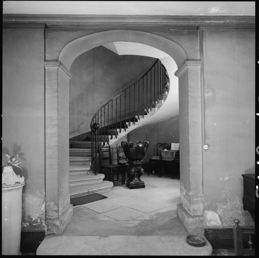 Rez-de-chaussée, vue sur la cage d'escalier.