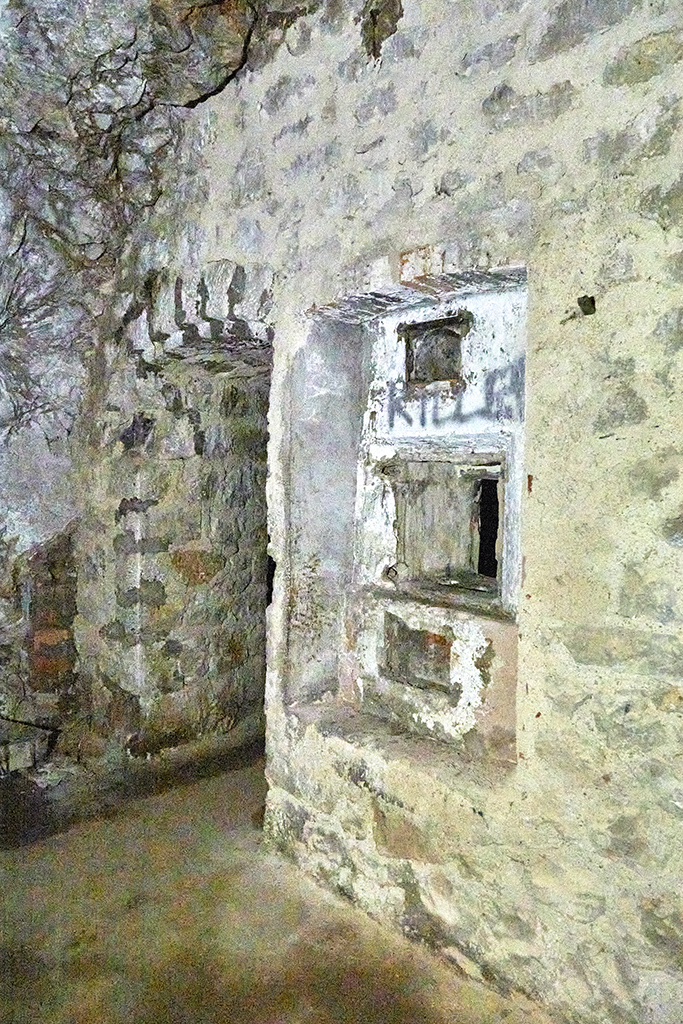 Batterie de 1861 et 1880,  intérieur du sas d'entrée du magasin à poudre en caverne de 1890, porte la galerie d'accès et créneau à lampe