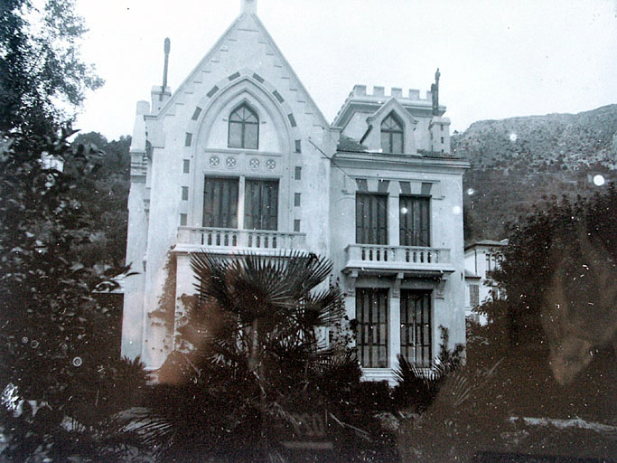 Beaulieu-sur-Mer. Villa pittoresque avec tour crénelée (villa Scott-Cottage).