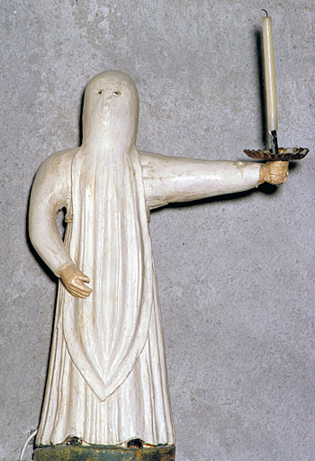 statue (2, statuette, en pendant) : pénitent blanc