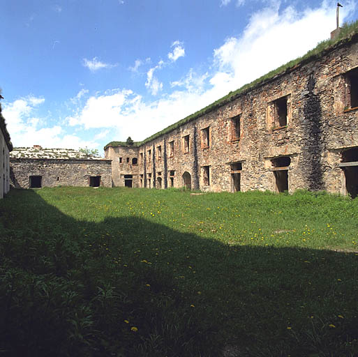 Façade ouest du corps de caserne longitudinal dans la cour du fort.