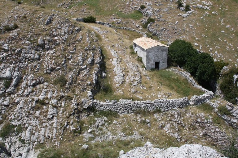 Cabane de Peire Naisse avec son enclos empierré (Blieux).