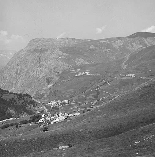 La vallée de la Haute-Romanche. Vue générale prise de l'est. Au premier plan les Cours ; au fond, La Grave et les Terrasses.