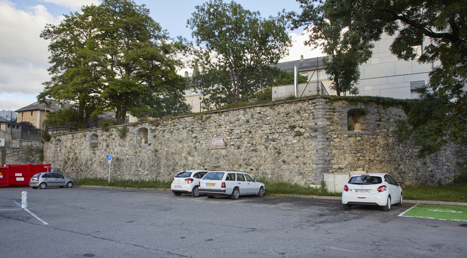 Front Ouest de l'enceinte, vue extérieure sud-ouest du segment du mur d'enceinte coté 35