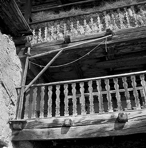 Les balcons des premier et deuxième étages présentent des balustres plats en bois découpé de motif différent.