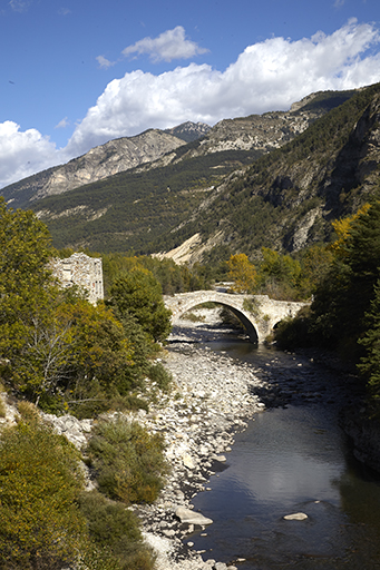Thorame-Haute. Le pont d'Ondres dit du Moulin ou de Serpège fut édifié à la fin du 17e siècle pour le passage des troupeaux transhumants.
