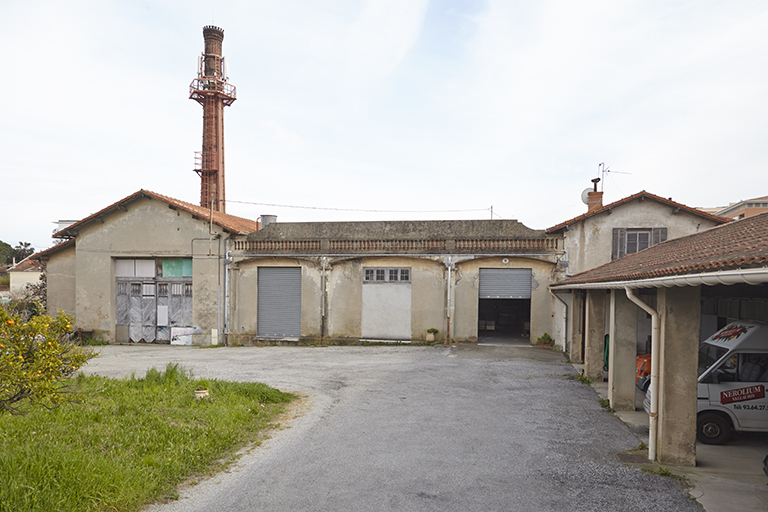 coopérative agricole et parfumerie (coopérative de distillation de plantes à parfum, distillerie de fleur d'oranger) dite Coopérative Nerolium, actuellement conserverie (coopérative de confiture d'oranges amères)