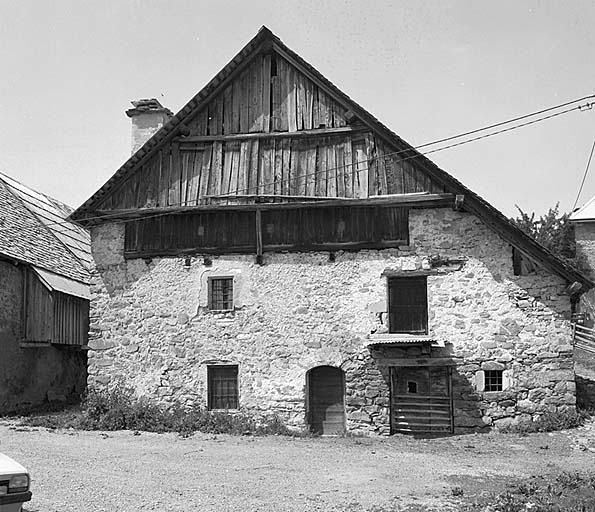 Orcières. Serre-Eyraud, p. 295. Ferme avec logis au rez-de-chaussée et façade en mur-pignon.