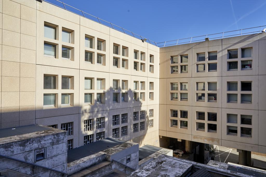 Bâtiment Echelle. Vue partielle de la façade Sud depuis le haut de l'escalier.