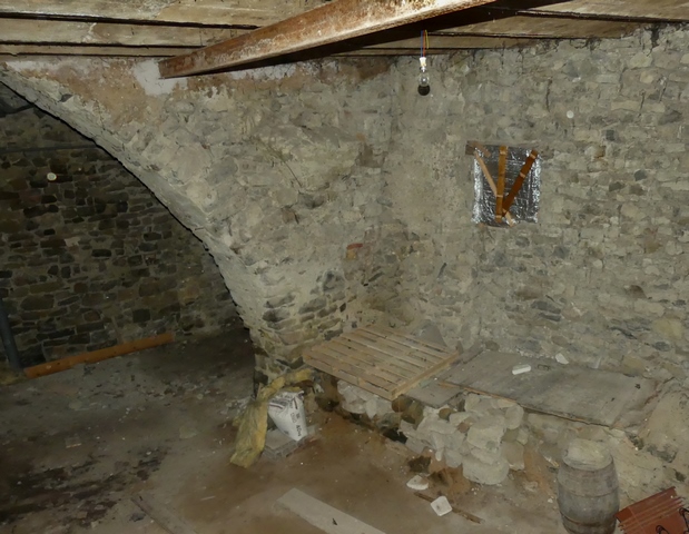 Premier étage de soubassement, cellier-étable. Mur est.
