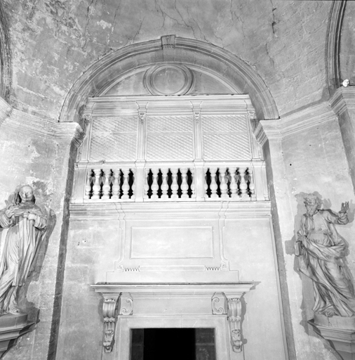 Deuxième chapelle latérale sud (chapelle du Rosaire). Vue de la fausse tribune du mur ouest.