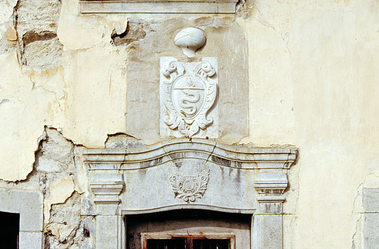 Décor d' élévation extérieure : porte, fenêtres (4), bas-relief