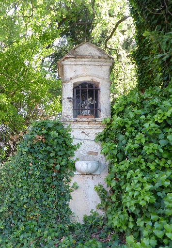 Oratoire Saint-Etienne, installé le long du chemin de Saint-Etienne. Vue d'ensemble prise de l'ouest.