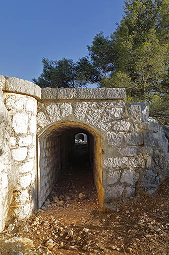 batterie, détail de l'entrée d'un segment de galerie casematée reliant deux plates-formes