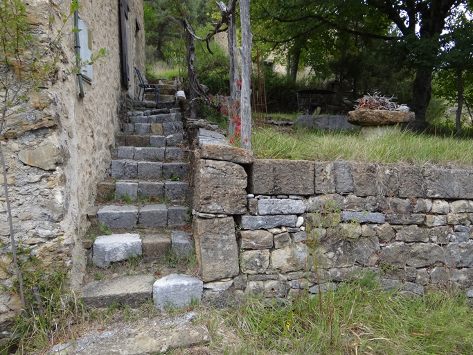 Mur de soutènement d'un jardin et escalier extérieur en pierre de taille. Entrepôt agricole à logis saisonnier, au quartier des Bourras. (1985 Z1 60a)