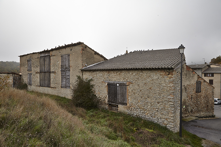 Barrême. Le quartier des entrepôts (ici deux entrepôts multifonctionnels) en périphérie nord du village.