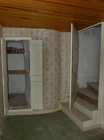 Partie ouest. Etage, antichambre. Mur ouest et départ de l'escalier menant à l'étage de comble.