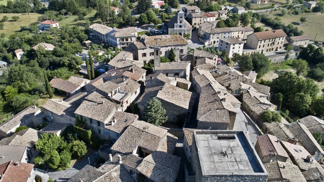 Le quartier de « Sime de Ville », limité par les tours-donjon et le château, autour de l'église St-Arey. Vue aérienne prise du sud.