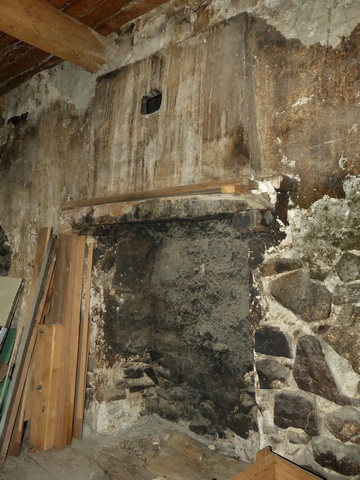 Partie est. Rez-de-chaussée surélevé, logis. Mur est, cheminée.