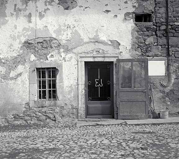 La porte de la cuisine datée de 1857.