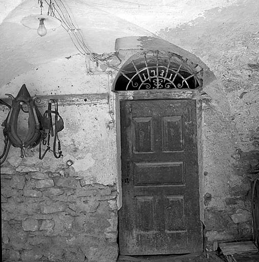 La porte de l'escalier au rez-de-chaussée.