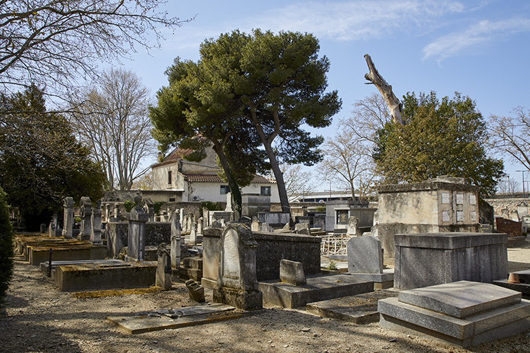 Vue de la partie est du cimetière depuis le portail secondaire.