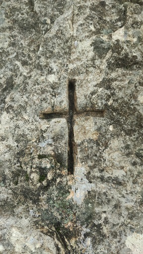 Croix gravée dans la roche au nord-ouest de l'église Saint-Michel. 