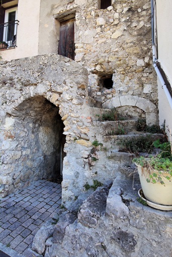 Maison (1833 B 98, 2025 B 72). Escalier extérieur à retour, parallèle à la façade, avec palier filant sur logette.