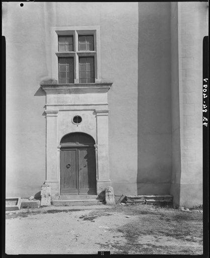 Corps de logis, façade antérieure, porte d'entrée et fenêtre du deuxième niveau.