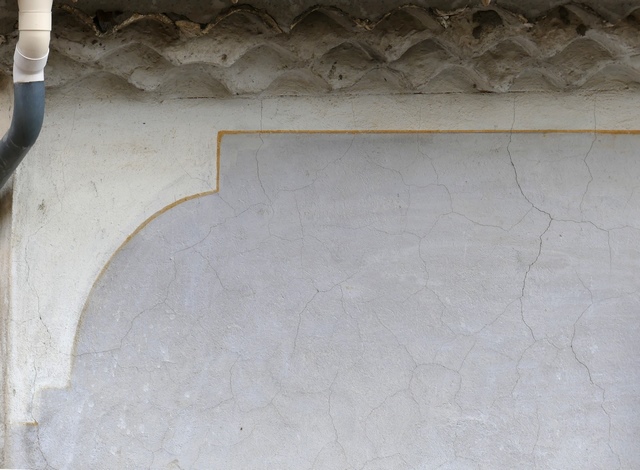 Angle nord-est, décor peint de façade et passage de la génoise en éventail.
