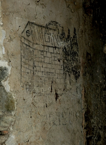 Rez-de-chaussée surélevé, pièce centrale. Mur sud, dessin d'un bâtiment désigné comme « remise ».