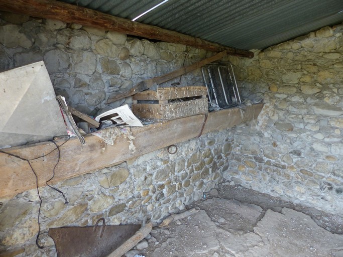 Mangeoire sur banquette maçonnée. Bâtiment au quartier du Moulin (Châteauneuf-de-Chabre).