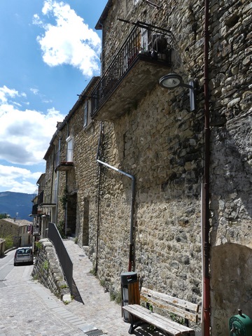 La Grande rue et l’alignement des façades suivant le tracé de l'enceinte fortifiée, vue prise du nord.